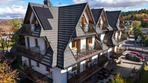 ビャウィ・ドゥナイェツにあるWilla Lasak Termy&Skiのバルコニー付きの家屋の空中ビュー