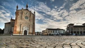 een oud gebouw met een klokkentoren in een stad bij The Comfort Apartment in Montagnana