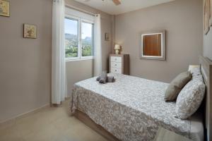 El CerroにあるVilla ju-miの窓のある大きなベッドのある寝室 +19枚の写真