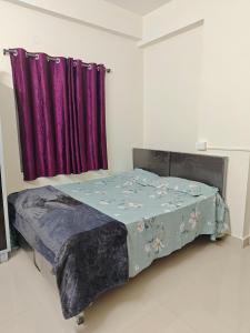 Ένα ή περισσότερα κρεβάτια σε δωμάτιο στο Bro Pg Gowlidoddi