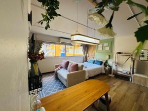 una sala de estar con una cama y un sofá en IMPACT challenger ห้องพักรายวัน เมืองทองธานี ตึก C9, P2, P1 每日房, en Nonthaburi 129 fotos más