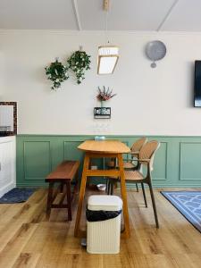 Un comedor con mesa y sillas en IMPACT challenger ห้องพักรายวัน เมืองทองธานี ตึก C9, P2, P1 每日房, en Nonthaburi