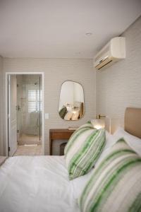 Postel nebo postele na pokoji v ubytování One on Main