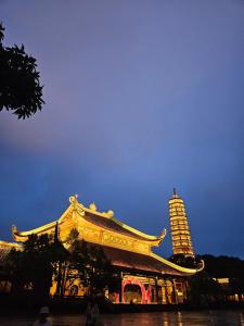 ein Gebäude mit einem Turm darauf in der Unterkunft Mai Place Homestay in Ninh Bình
