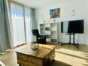 Architektenhaus c5 mit Seesichtにあるテレビまたはエンターテインメントセンター