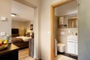 コトブスにあるFerienwohnung Kleine Auszeitのベッドのある寝室と洗面台のある浴室