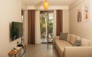 アンタルヤにあるBomo Suitesのリビングルーム(白いソファ、テレビ付) +35枚の写真