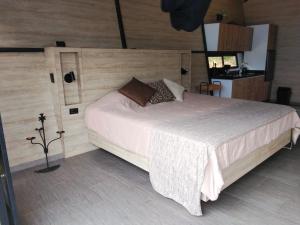 um quarto com uma cama grande em um quarto em Luna Creciente Refugio de Luz y Naturaleza em Silvania