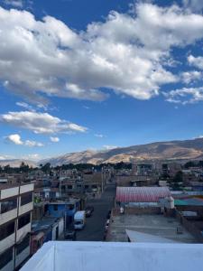 una vista de una ciudad con edificios y un cielo nublado en HOSTElANDES, en San Antonio 14 fotos más