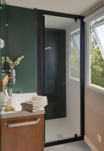 une salle de bain avec un lavabo et un miroir dans l'établissement FMLODGE- sables du midi mobilhome les glycines, à Valras-Plage