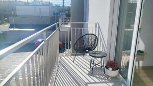 Un balcón con una mesa y una silla. en Modern studio in a residence with parking, en Myjava