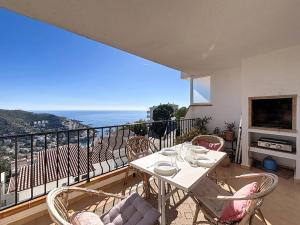 ein Balkon mit Tisch und Stühlen und Blick auf das Meer in der Unterkunft Garbinell A - Piso muy bonito, Vistas al mar espec in Roses