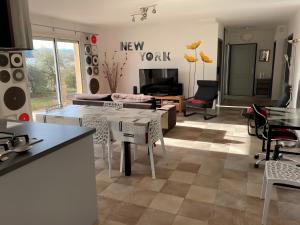 a living room with a new york sign on the wall at Maguy Les Oliviers in Couiza