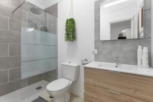 une salle de bain avec toilettes et lavabo dans l'établissement Momento florida, à San Andrés 17 autres photos