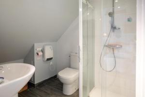 PontrieuxLa maison de pêcheur Chez Alice的带淋浴、马桶和水槽的浴室 更多19张照片