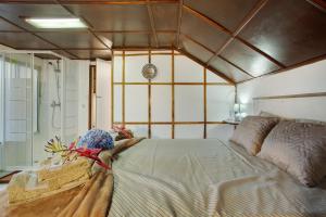 une chambre avec un grand lit et une douche dans l'établissement Luci's House, à São Jorge