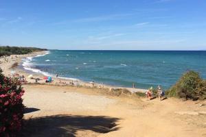 un groupe de personnes sur une plage près de l'océan dans l'établissement Villa Via Ferrata, à Canale-di-Verde 2 autres photos