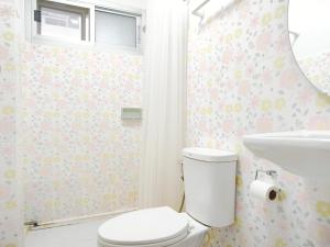 PratunamにあるThe Chan Vacation Homeのトイレと洗面台付きのバスルーム +116枚の写真
