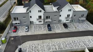 Una vista aérea de un edificio con autos estacionados en un estacionamiento. en Modern studio in a residence with parking, en Myjava