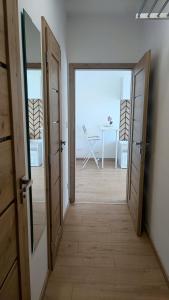 una puerta abierta que conduce a una habitación con una mesa en Modern studio in a residence with parking, en Myjava