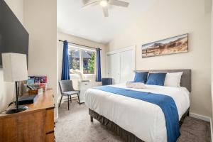 Ένα ή περισσότερα κρεβάτια σε δωμάτιο στο Sleeps 8 Loft with Pool Hot Tub Near Banff