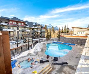 Πισίνα στο ή κοντά στο Sleeps 8 Loft with Pool Hot Tub Near Banff