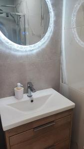 un baño con lavabo y espejo en Modern studio in a residence with parking, en Myjava