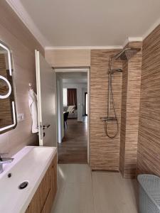 un baño con ducha y lavabo en Charming Little House in Brad, en Brad