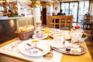 Hotel Schweizerhof في ويتزيكون: طاولة مليئة بأطباق الطعام والمشروبات