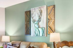 ブランソンにあるAntler Ridge Retreat - 2 BDRのリビングルーム(ソファ付) +20枚の写真