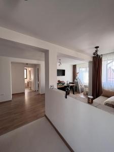 una sala de estar con un sofá y una mesa en Charming Little House in Brad, en Brad 21 fotos más