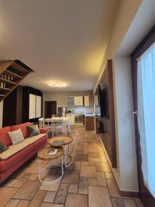 Posezení v ubytování L'Atelier du Temps - La Sarrolein