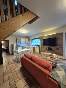 TV a/nebo společenská místnost v ubytování L'Atelier du Temps - La Sarrolein