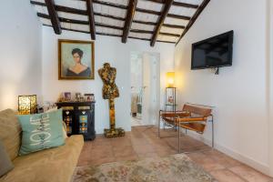 ein Wohnzimmer mit Sofa und Fernseher in der Unterkunft Preciosa Casa el Pedroso in El Pedroso