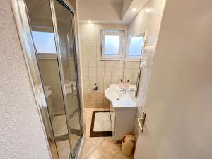 Koupelna v ubytování Apartments Lola + 122 fotografií