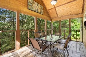 Balkón nebo terasa v ubytování Baldknobber Ridge Escape - West Branson Cabin