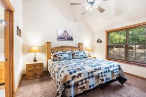 Postel nebo postele na pokoji v ubytování Baldknobber Ridge Escape - West Branson Cabin