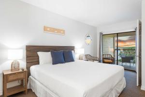 Un dormitorio con una cama grande y un balcón. en Lakefront Oasis - Amazing Views, en Kimberling City