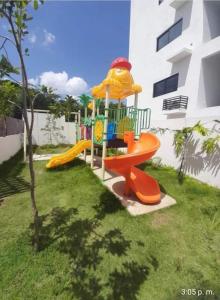 サンティアゴ・デ・ロス・カバリェロスにあるTranquilo y acogedorの庭滑り台付き遊び場