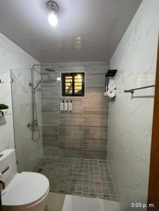 サンティアゴ・デ・ロス・カバリェロスにあるTranquilo y acogedorのシャワーとトイレ付きのバスルーム