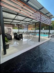 サンティアゴ・デ・ロス・カバリェロスにあるTranquilo y acogedorのパビリオン(椅子、テーブル付)、プール