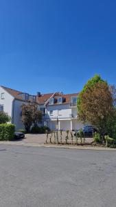 a street in front of a white building at Zentral Ruhig Ideal Perfekt in Fulda