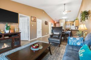 Stunning Water View - Pet Friendly Indoor Pool في برانسون: غرفة معيشة مع أريكة وطاولة +26 صورة