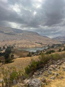 una vista de un río en medio de un campo en HOSTElANDES, en San Antonio