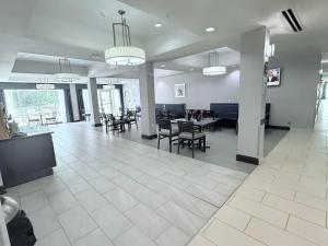 un hall avec des tables et des chaises ainsi qu'une salle à manger dans l'établissement Holiday Inn Express & Suites Bonham by IHG, à Bonham