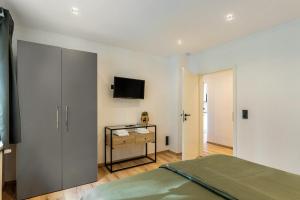 a bedroom with a bed and a tv on the wall at Casa Alotto - Elch Lounge in Stryck