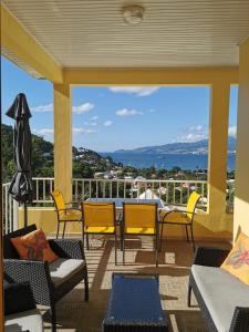 レ・トロワ・イレにあるT3 Hibiscusの黄色い椅子付きのパティオ、海の景色