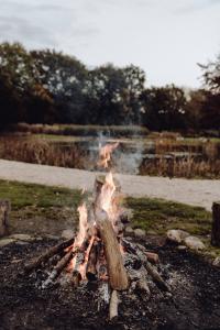 uma fogueira no meio de um campo em For-Rest Lodge em Broekhuizen mais 3 fotografias