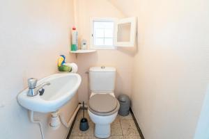 Koupelna v ubytování A 100 M Plage,centre,marché, 3ch + 9 fotografií