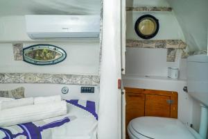 ein kleines Badezimmer mit Toilette und Waschbecken in der Unterkunft Etna's boat house in Piedimonte Etneo + 22 Fotos